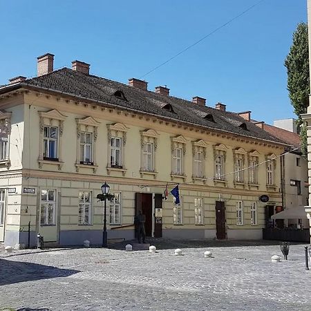 Stylish Historic Flat For 4 In Heart Of Oldbuda Budapest Kültér fotó