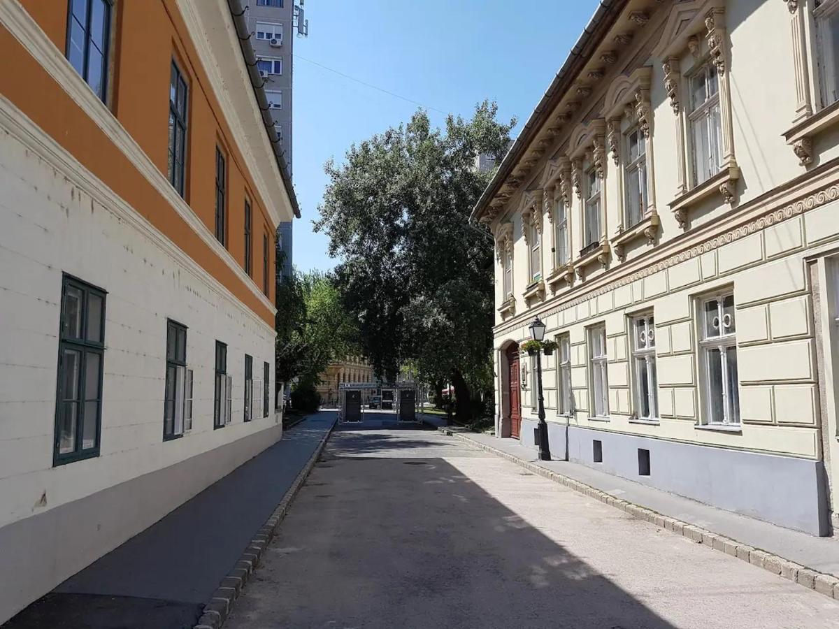 Stylish Historic Flat For 4 In Heart Of Oldbuda Budapest Kültér fotó