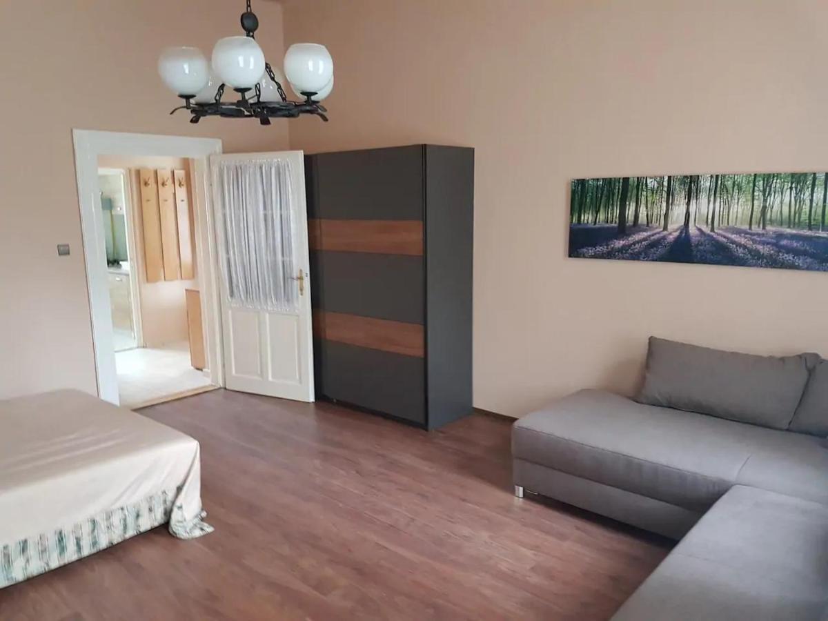 Stylish Historic Flat For 4 In Heart Of Oldbuda Budapest Kültér fotó