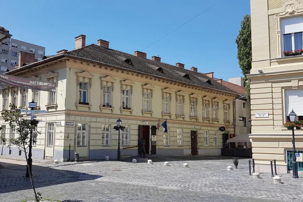 Stylish Historic Flat For 4 In Heart Of Oldbuda Budapest Kültér fotó